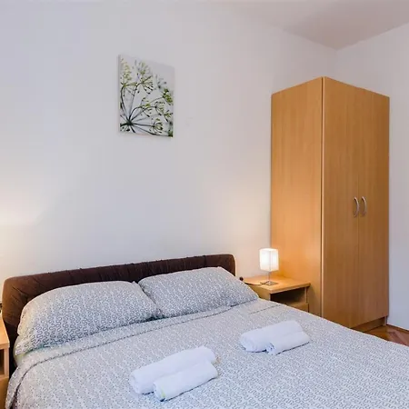 Apartment Rajna *